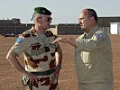 Oberst Heinz Assmann, r., im Gespräch mit Brigadier Jean-Philippe Ganascia. (Bild öffnet sich in einem neuen Fenster)