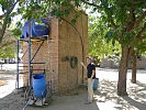 Der Direktor des Waisenhauses zeigt den neuen Wasserspeicher. (Bild öffnet sich in einem neuen Fenster)