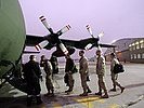 Soldaten des Vorkommandos gehen an Bord des Transportflugzeuges. (Bild öffnet sich in einem neuen Fenster)