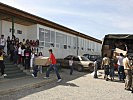 Vor der Schule von Budokova werden Hilfspakete ausgeladen. (Bild öffnet sich in einem neuen Fenster)