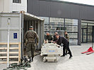 Die medizinischen Geräte werden an das Spital in Pristina übergeben.