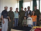 Eine glückliche Familie mit österreichischen und deutschen Soldaten. (Bild öffnet sich in einem neuen Fenster)