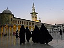 Syrische Frauen vor der Umayyaden-Moschee in Damaskus. (Bild öffnet sich in einem neuen Fenster)