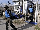 UNDOF-Soldaten üben das Evakuieren eines Verletzten. (Bild öffnet sich in einem neuen Fenster)