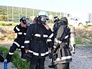 Die UNIFIL-Firefighter legen ihre Schutzausrüstung an.