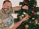 Unsere Soldaten dekorieren den Weihnachtsbaum.