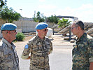 Striedinger im Gespräch mit UNIFIL-Soldaten. (Bild öffnet sich in einem neuen Fenster)
