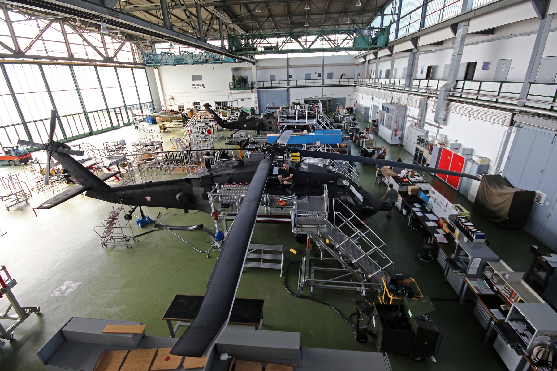 Ein Blick in den Hangar der Fliegerwerft 1.