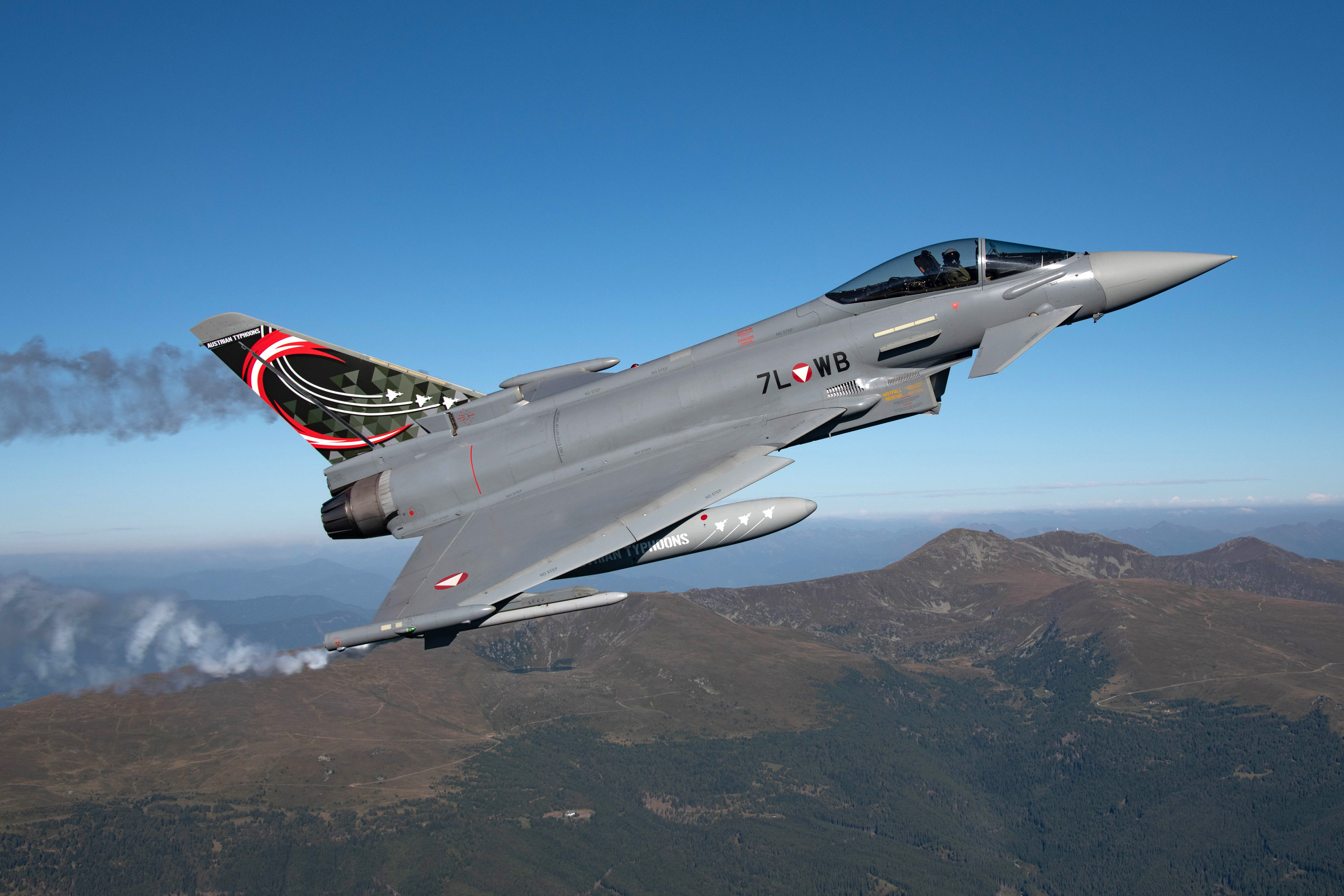 Ein Eurofighter steigt auf.