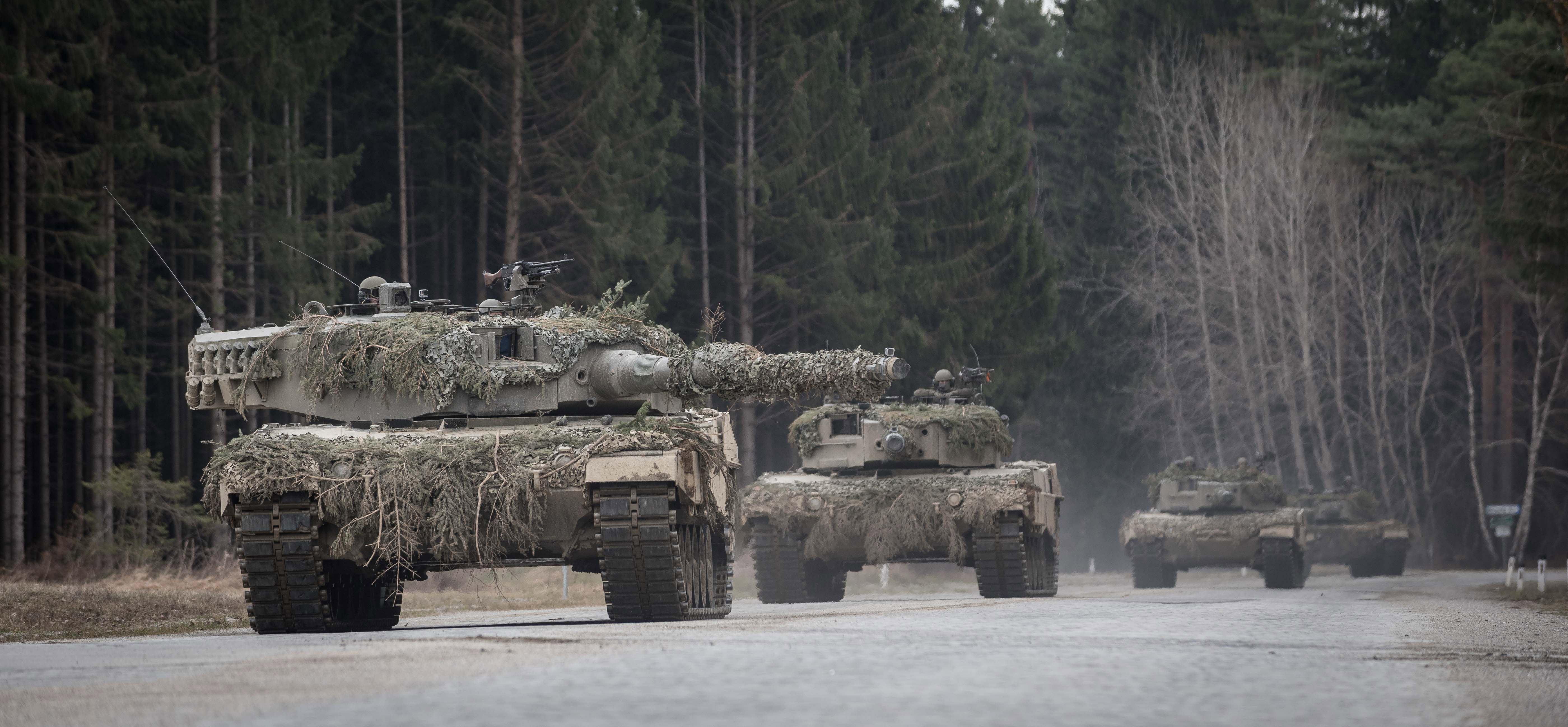Kampfpanzer "Leopard" 2A4 fahren eine Straße entlang.