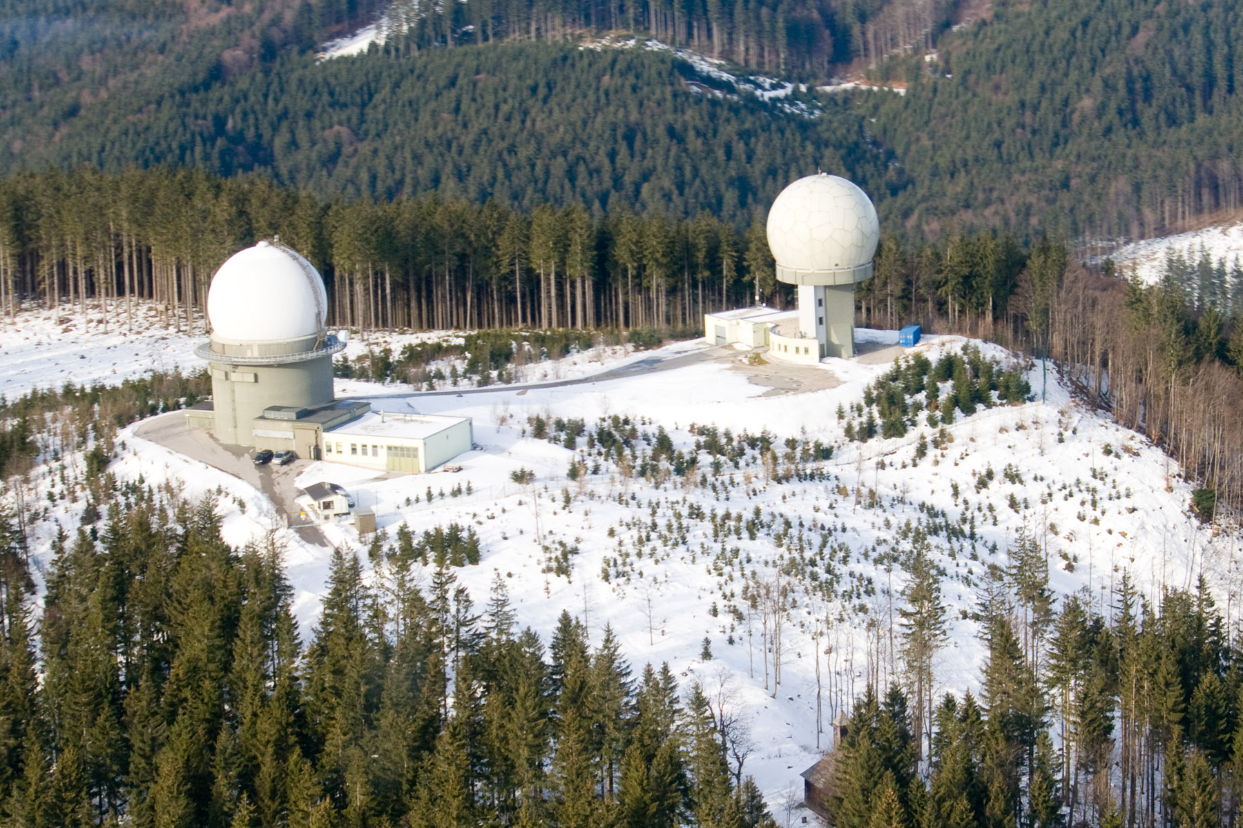 Eine ortsfeste Großraumradarstation auf einem Berg.