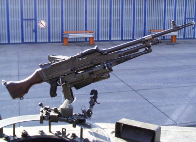 Das Maschinengewehr am Turm eines Kampfpanzers "Leopard" 2A4.