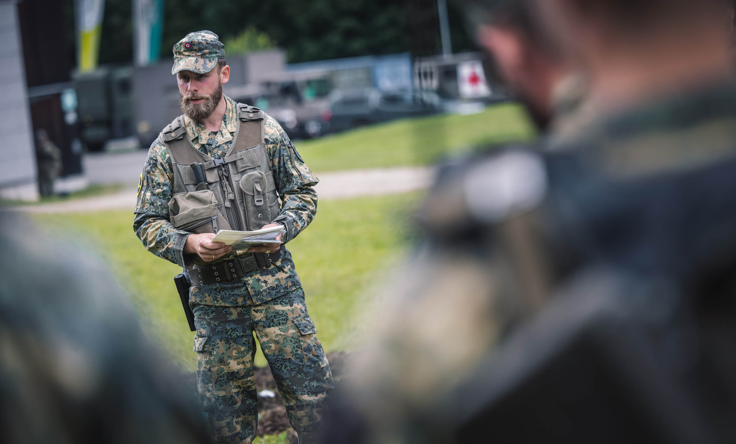Ein Soldat gibt Befehle aus.