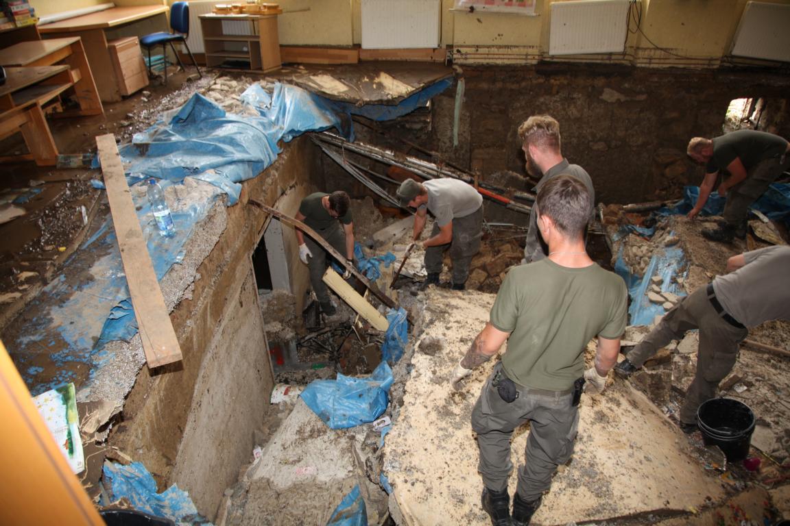 Soldaten räumen Schäden nach Hochwasser 