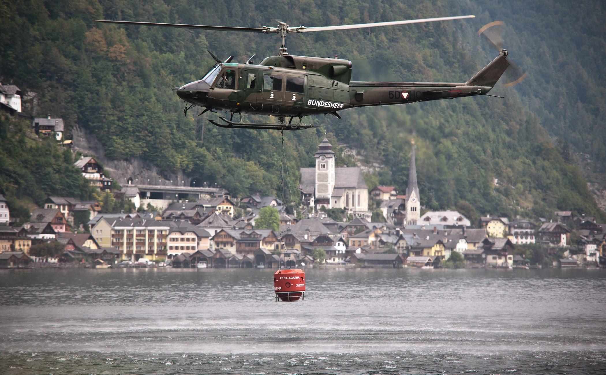 Ein Agusta Bell 212 Hubschrauber mit Löschbehälter