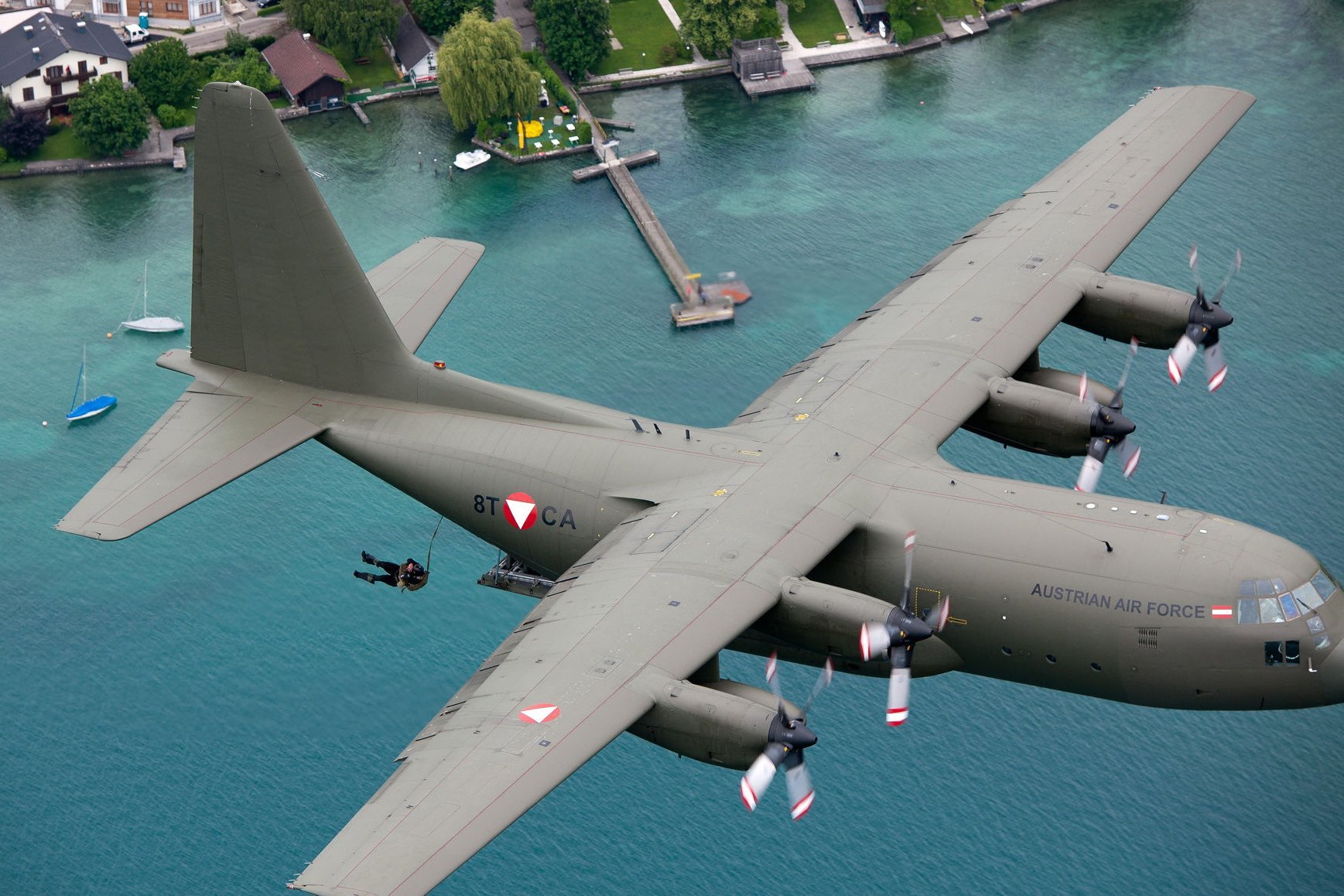 Ein C-130 "Hercules" Transportflugzeug fliegt über den Attersee.