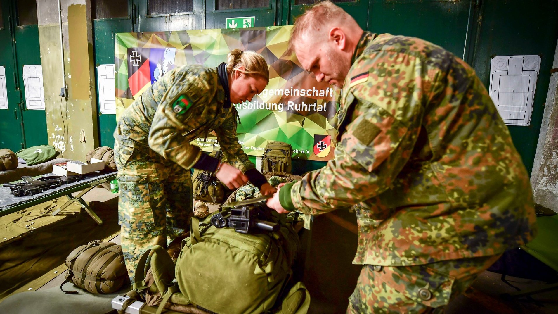 Die österreichische Soldatin mit ihrem deutschen Team-Kameraden.