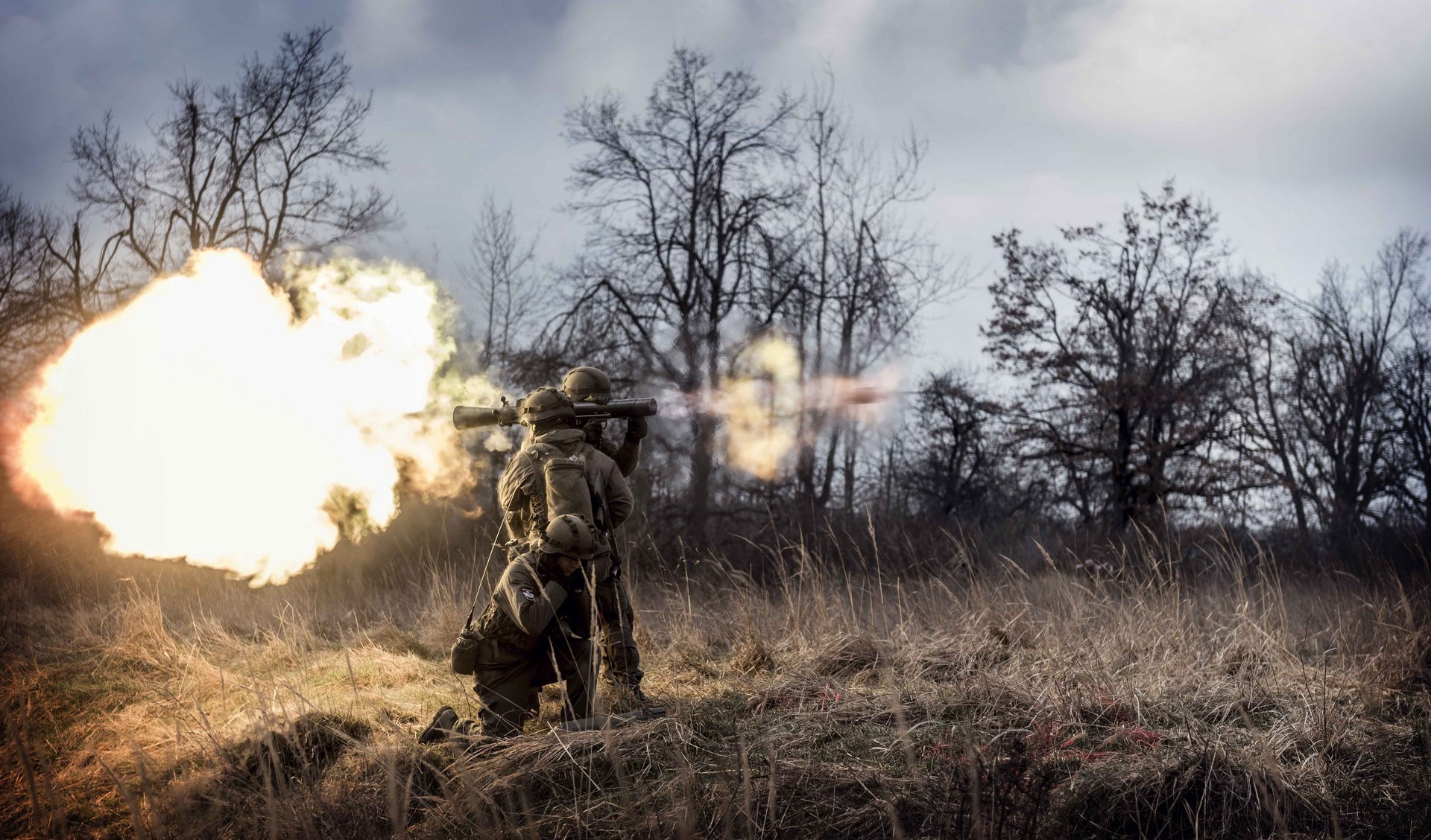 Soldaten beim abfeuern eines Panzerabwehrrohrs 66/79