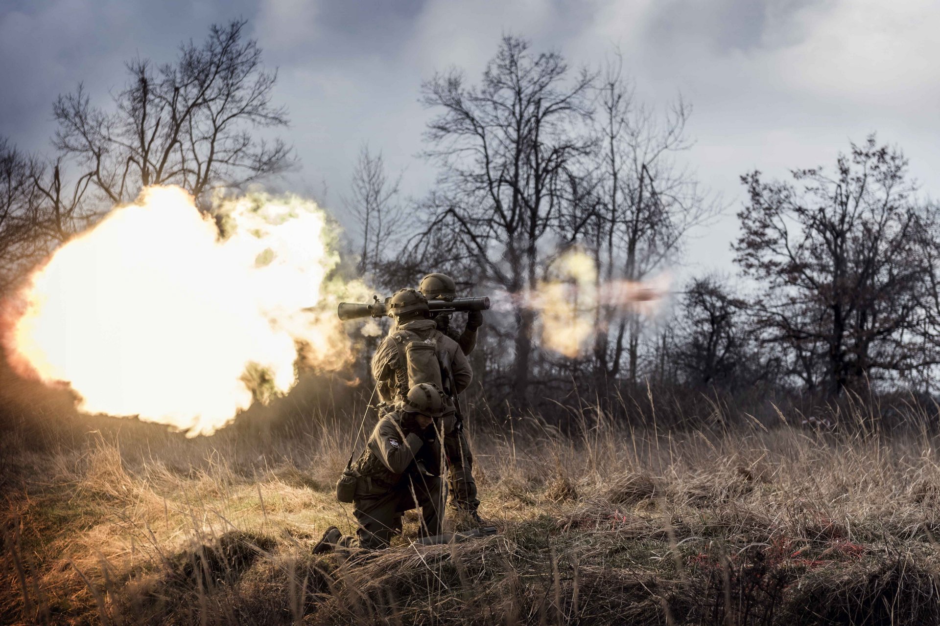 Soldaten beim abfeuern eines Panzerabwehrrohrs 66/79