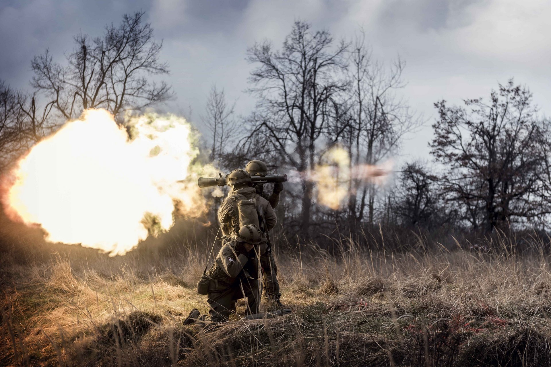 Soldaten beim abfeuern eines Panzerabwehrrohrs 66/79