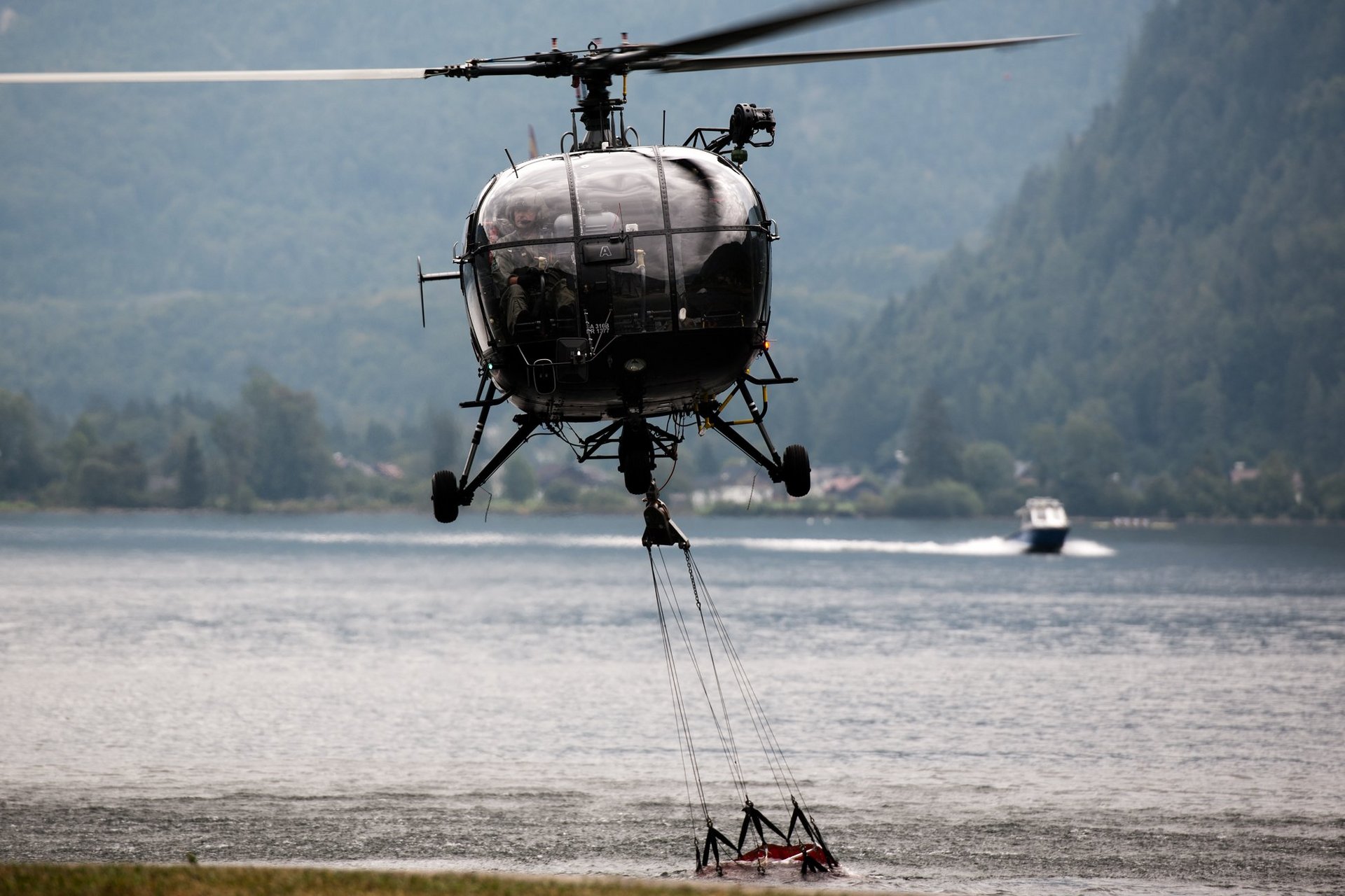 Eine "Alouette" III bei der Wasserentnahme.