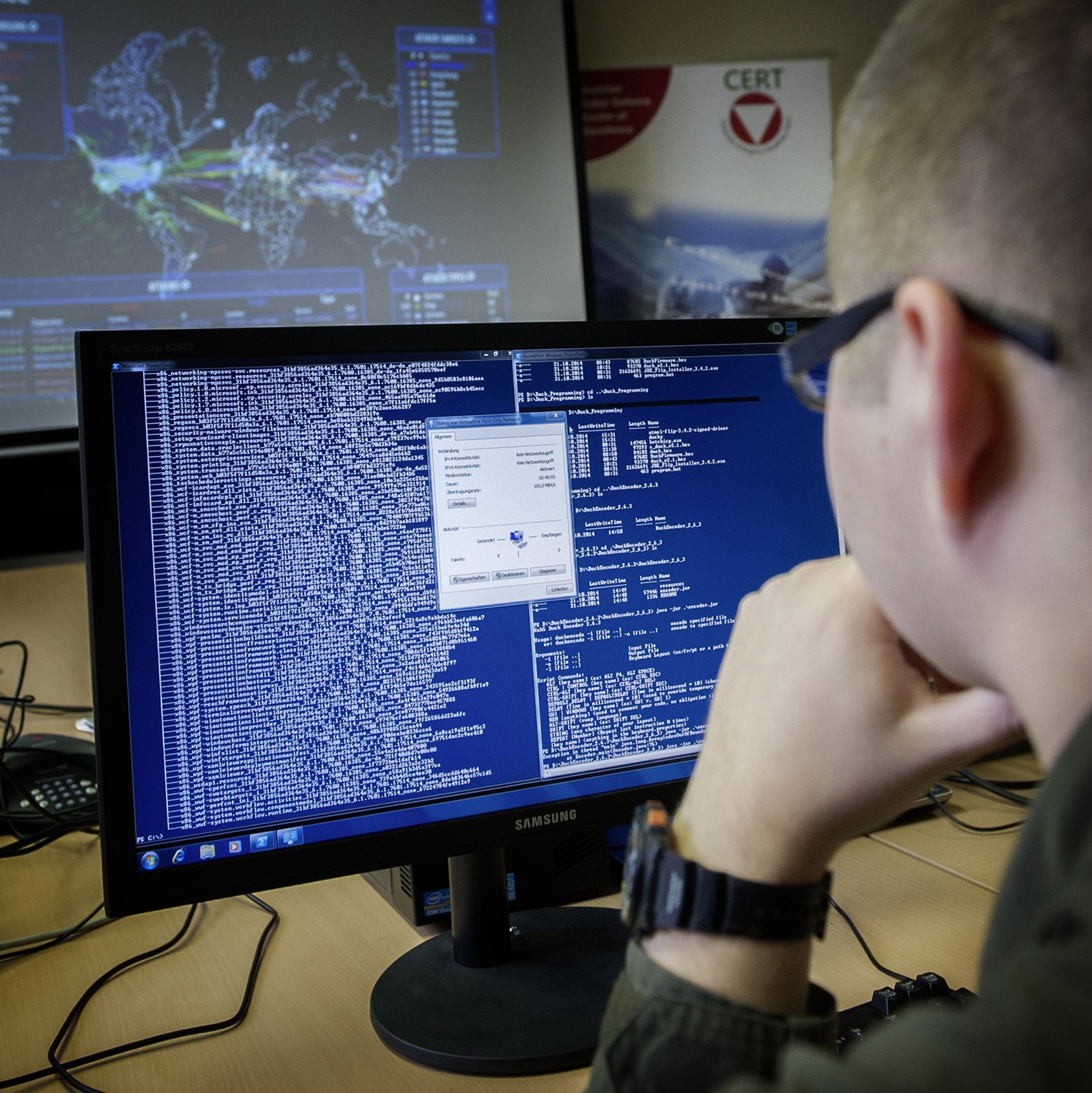 Ein Cyber-Soldat vor einem PC-Bildschirm.