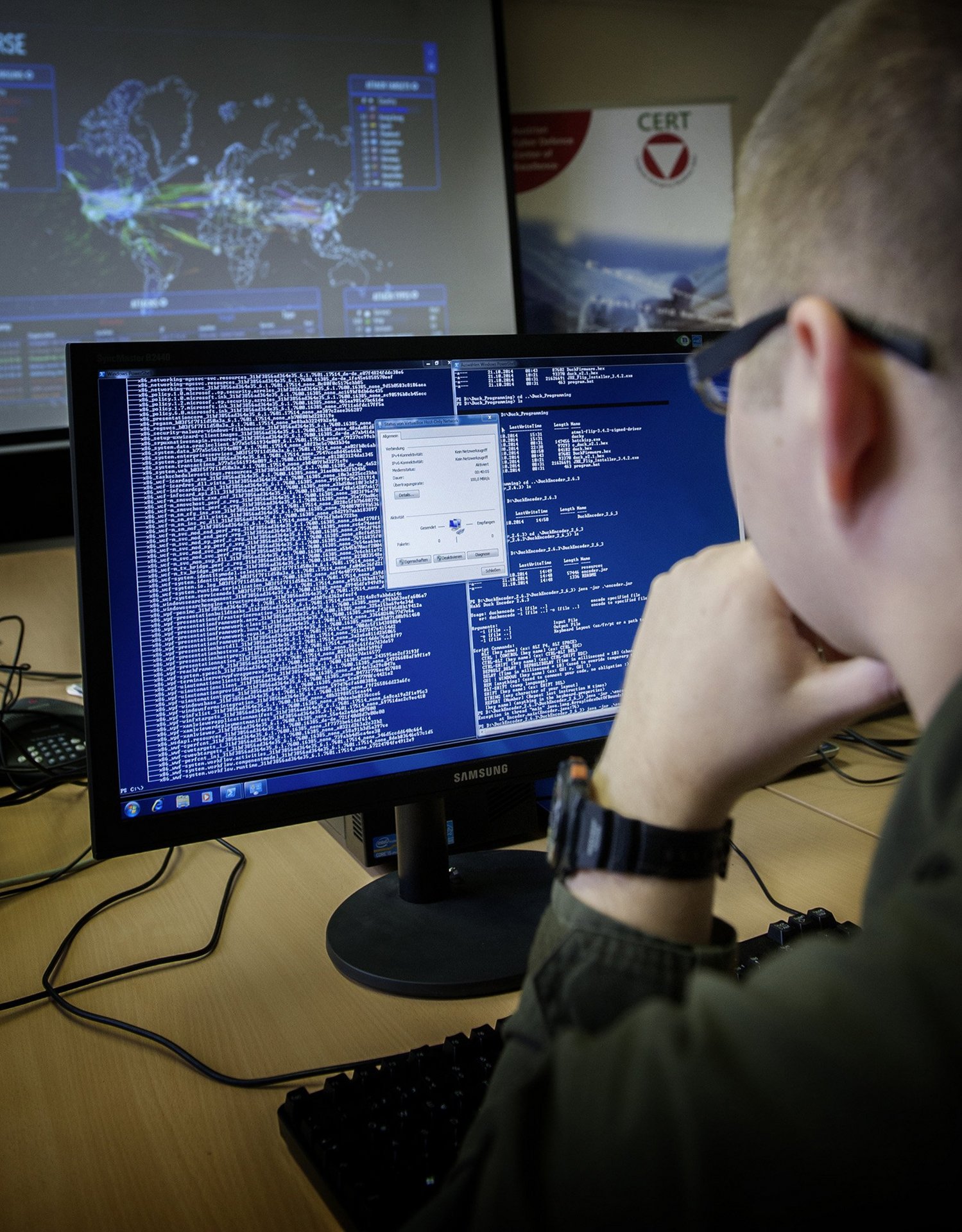 Ein Cyber-Soldat vor einem PC-Bildschirm.