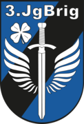Blaues und weises Verbandsabzeichen der 3. Jägerbrigade, Schwert mit Engelsflügel und einem Kleeblatt