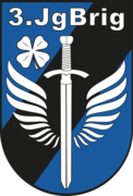 Blaues und weises Verbandsabzeichen der 3. Jägerbrigade, Schwert mit Engelsflügel und einem Kleeblatt