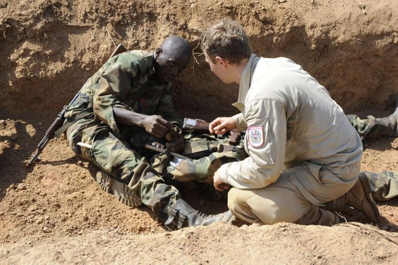 Österreichischer und malischer Soldat 