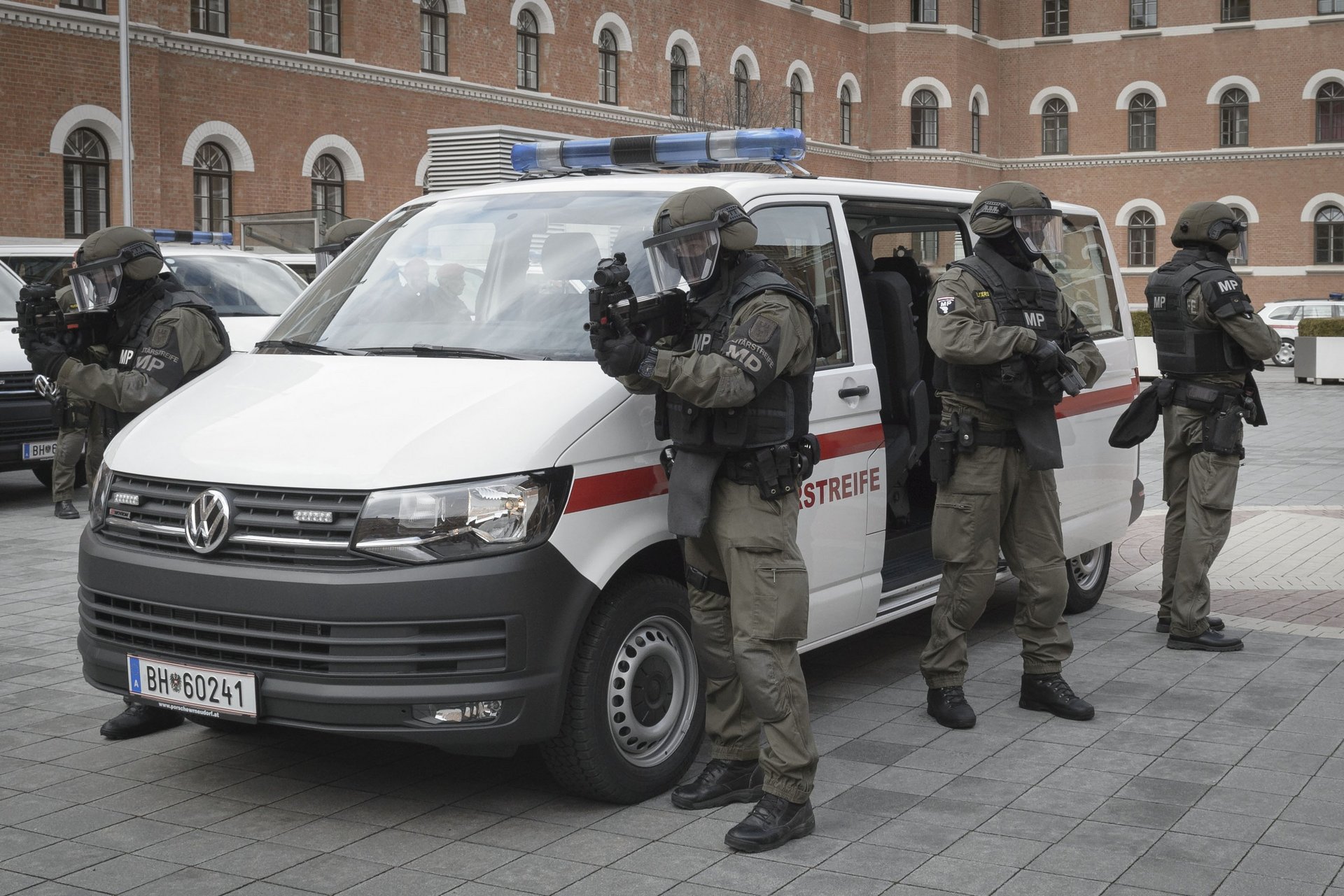 Soldaten der Militärpolizei vor ihrem Bus.