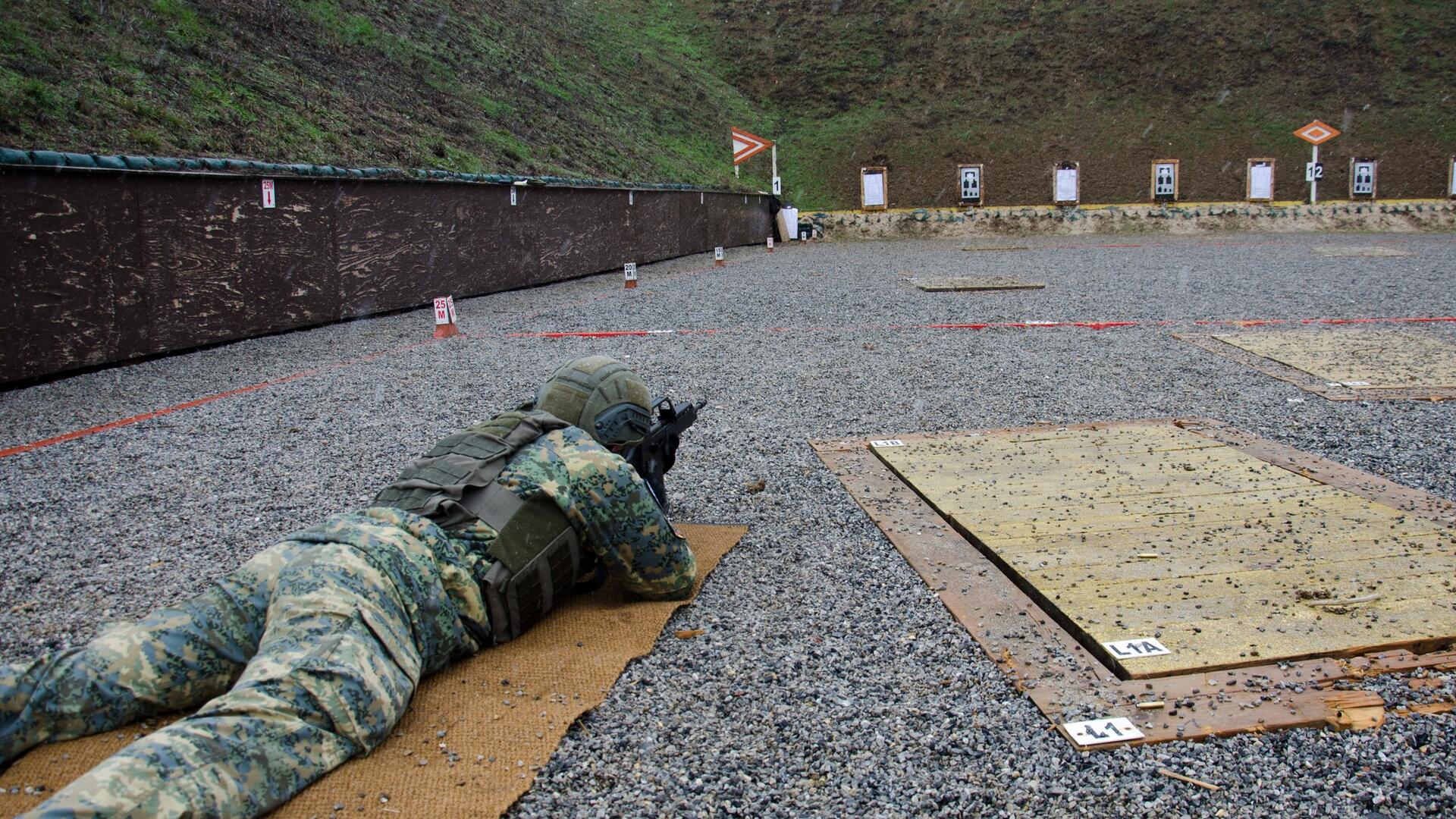 Scharfschießen auf der Schießbahn im Camp "Bondsteel". 
