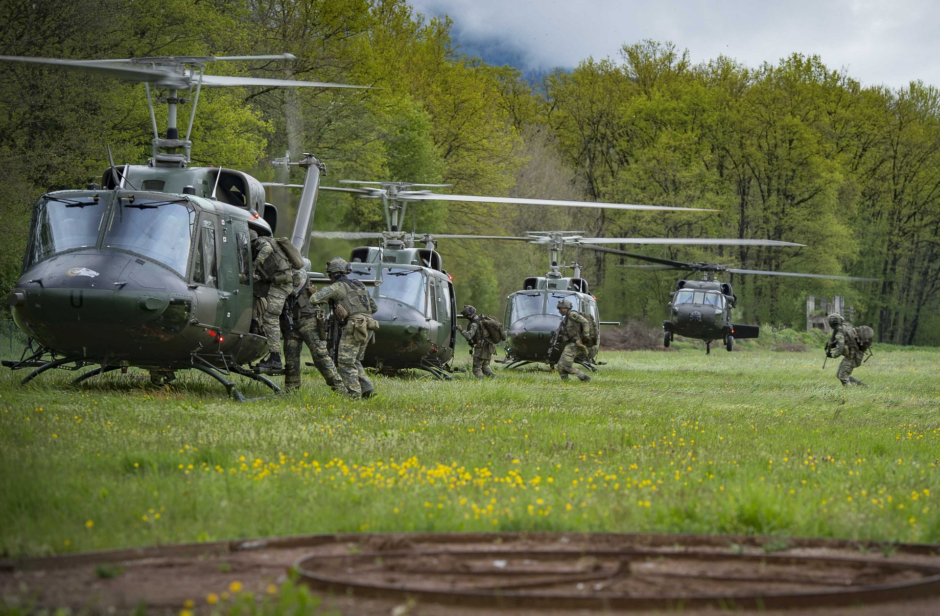 Soldaten gehen an Bord eines Hubschraubers.