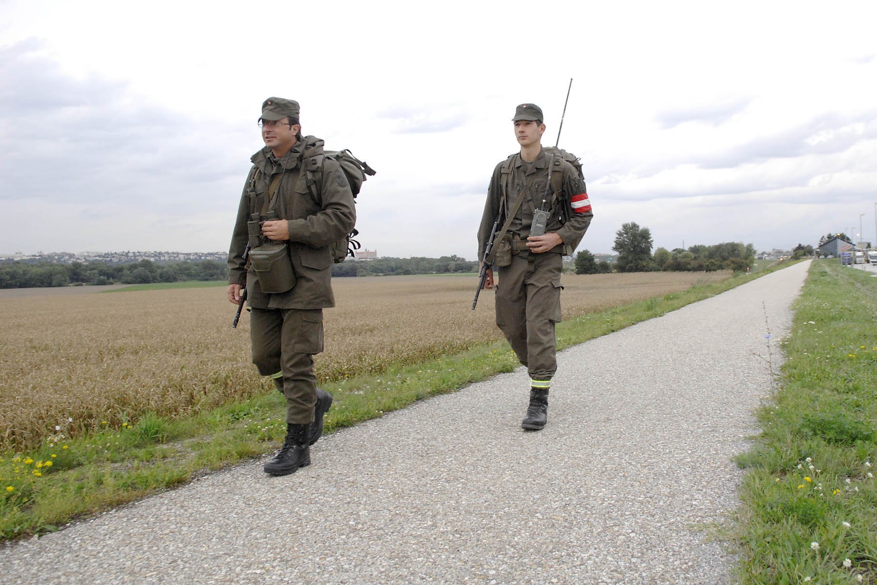 Eine Patrouille überwacht die Staatsgrenze zu Ungarn.