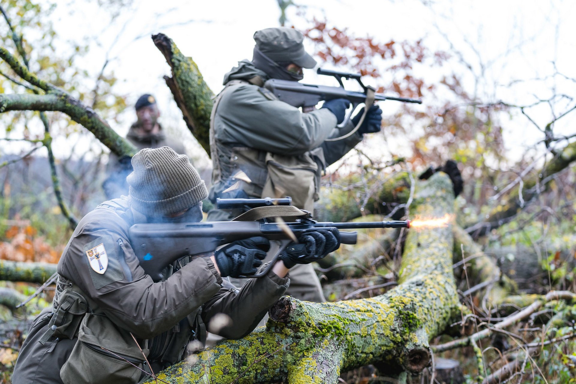Milizsoldaten des Jägerbataillons Wien 1 schießen mit ihren Sturmgewehren.