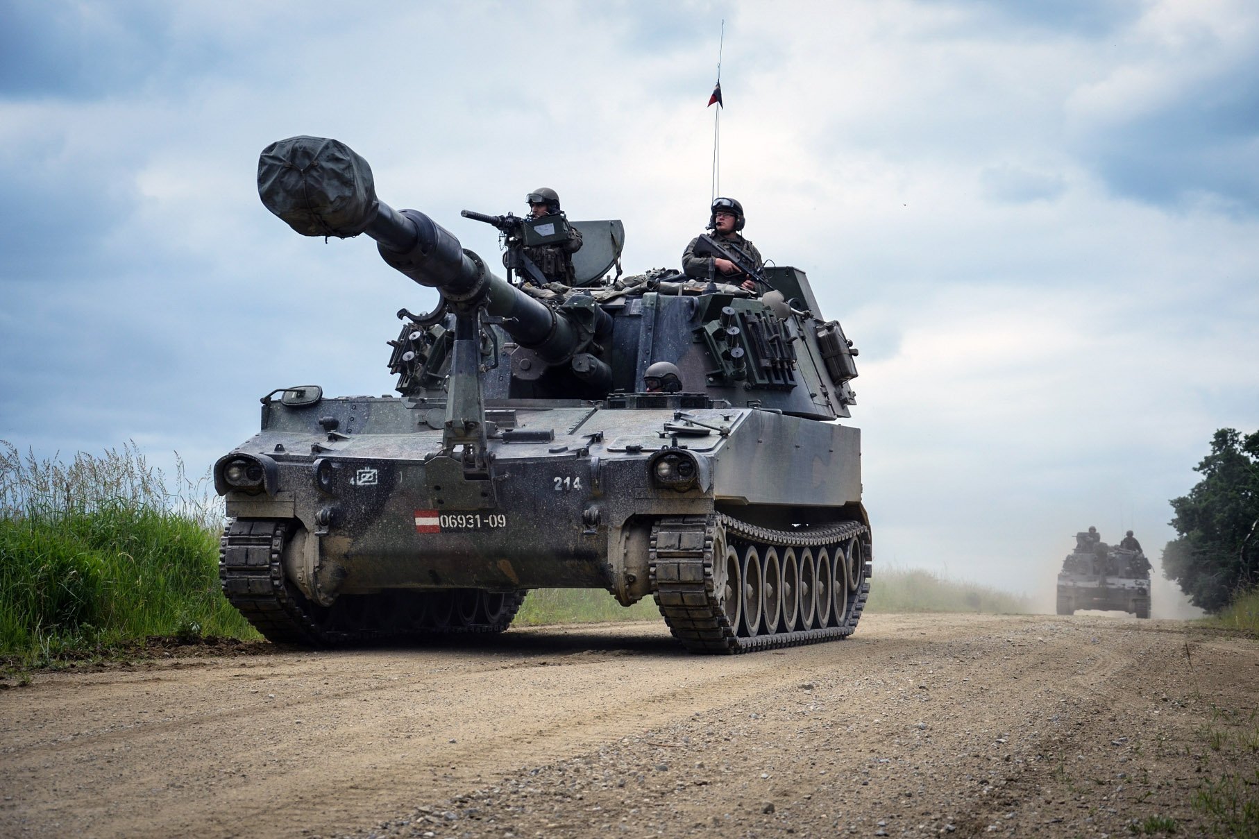 Panzerhaubitzen M-109A5Ö fahren am Truppenübungsplatz.