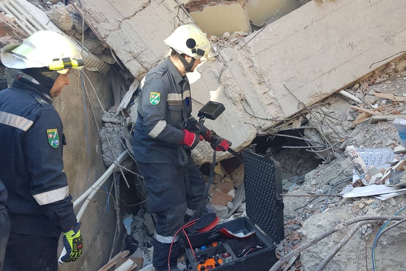 Ein Einsatzteam sucht mit einer speziellen Kamera nach Verschütteten