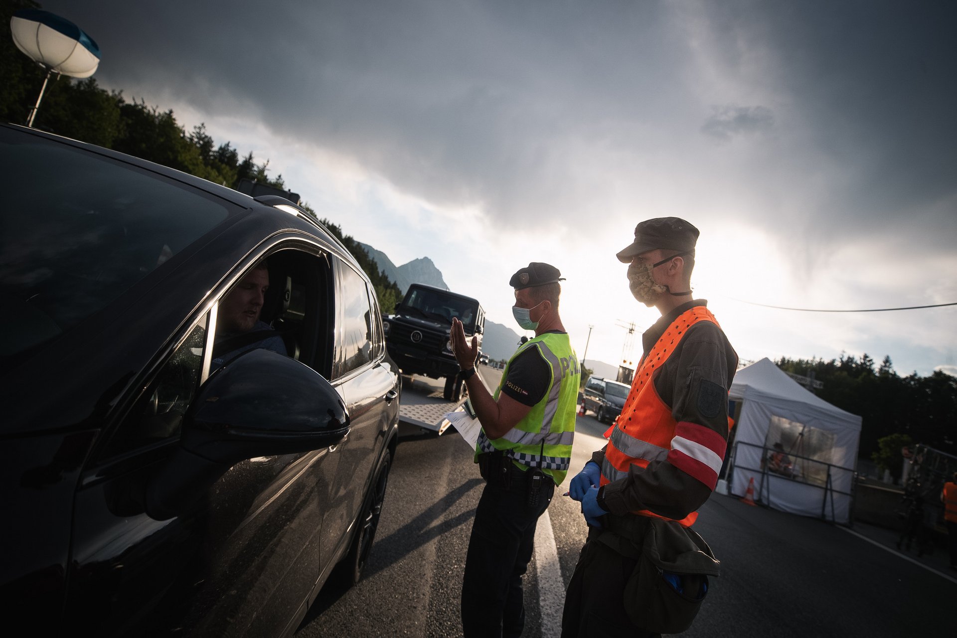 Ein Auto wird an der Grenze von Bundesheerpersonal und einem Polizeibeamten kontrolliert.