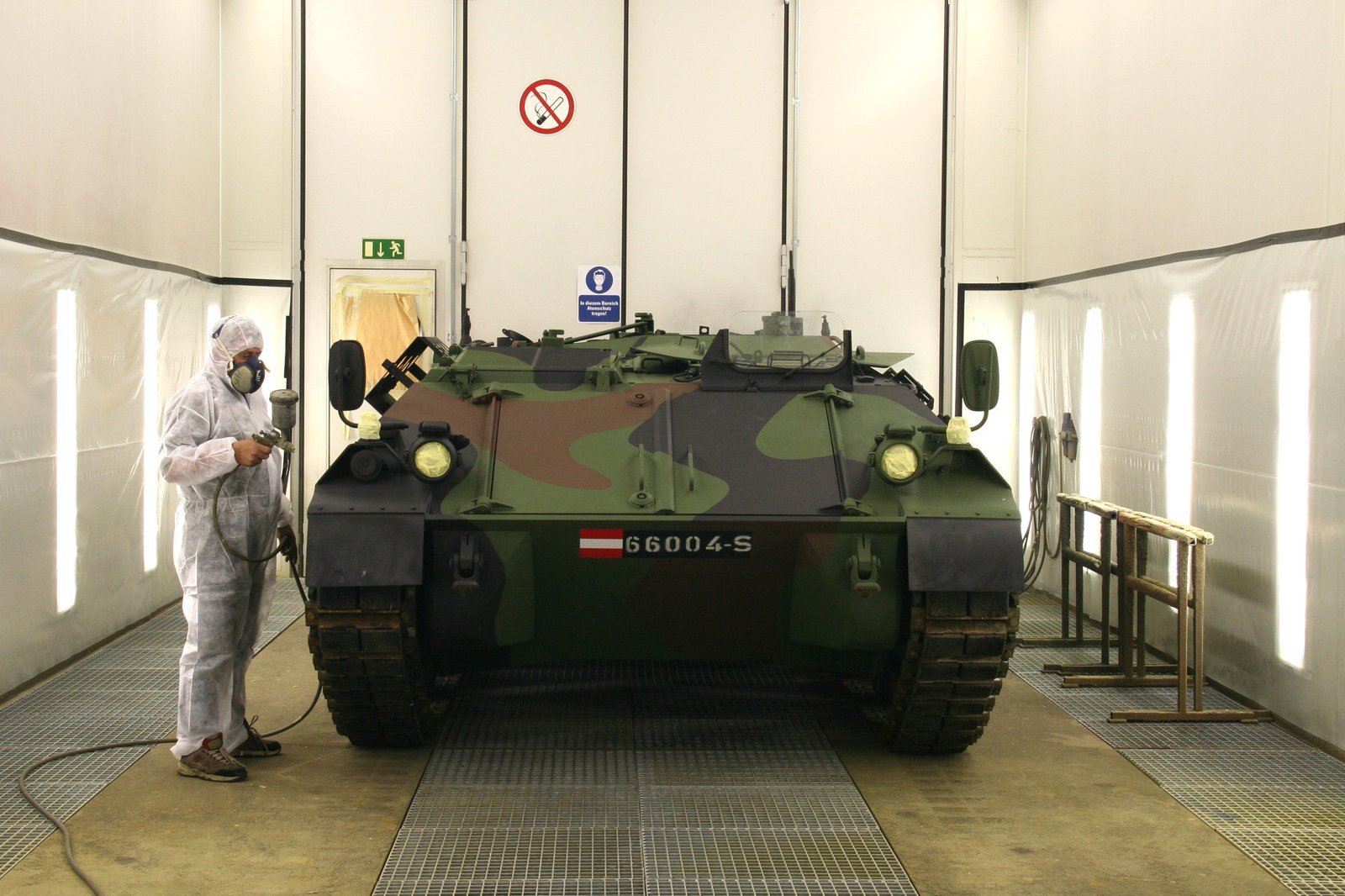 Ein Schützenpanzer erhält seinen Tarnanstrich.