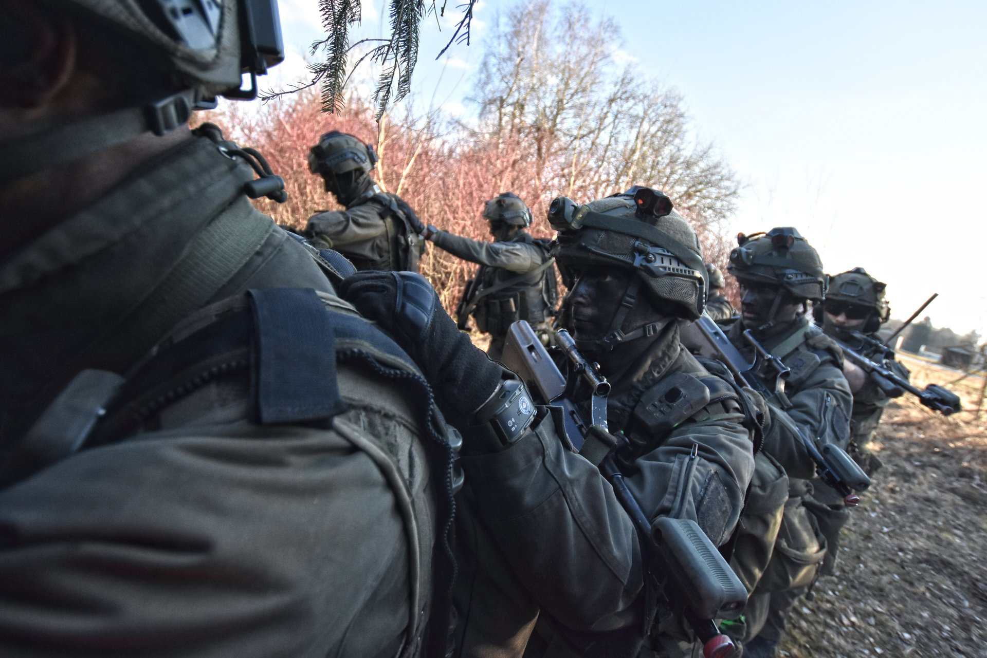 Soldaten gehen bei einem Training hintereinander vor.