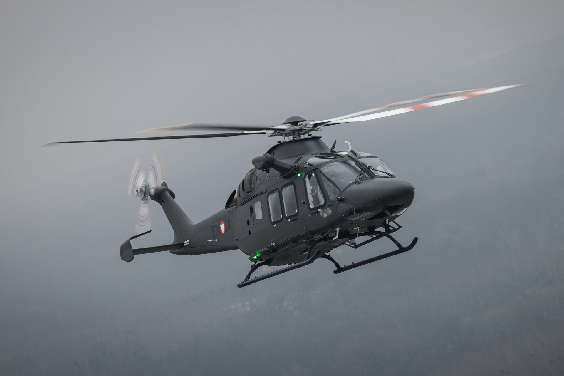 Der Mehrzweckhubschrauber AW-169 "Lion" im Flug 