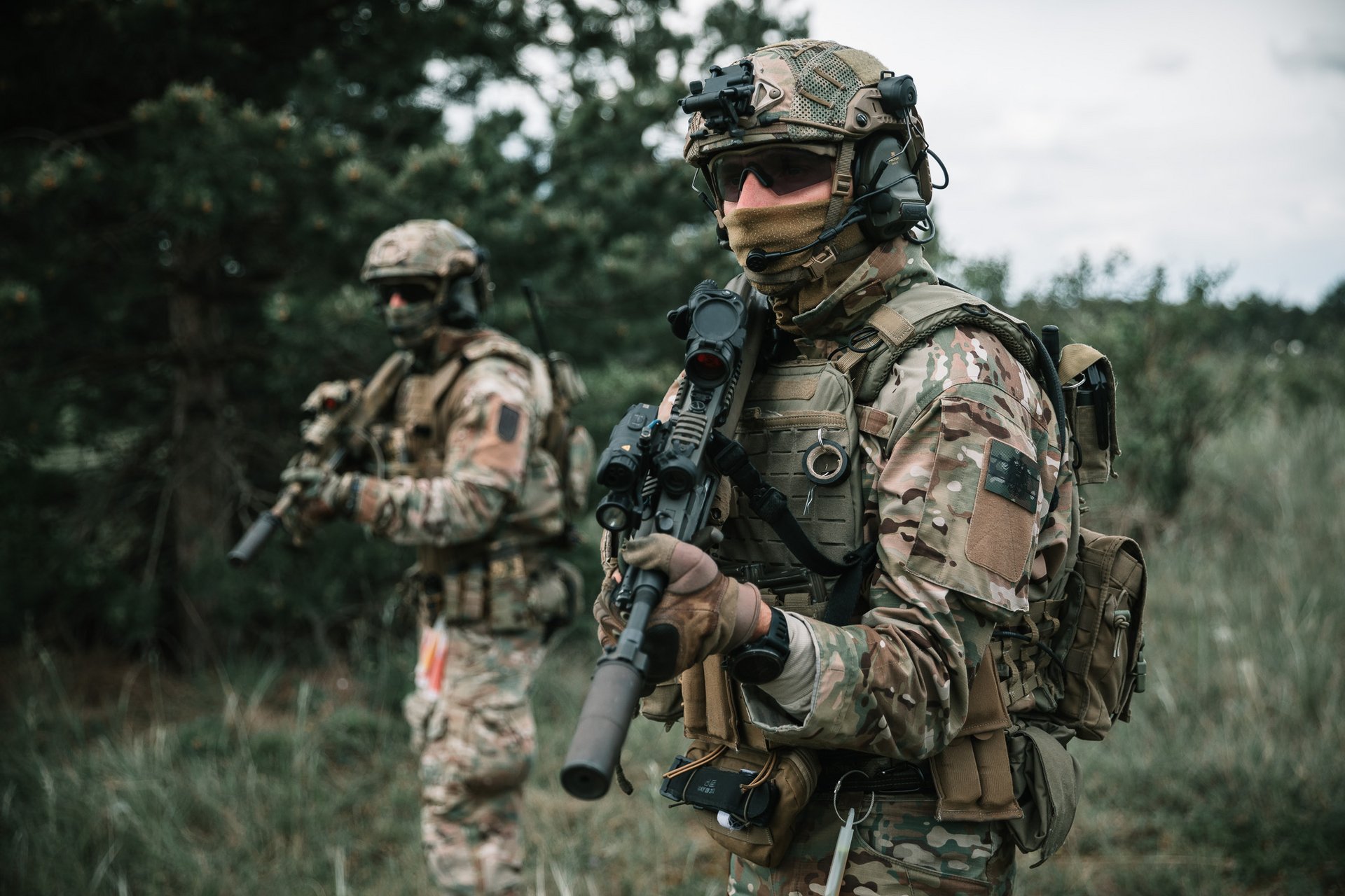 Zwei Jagdkommando-Soldaten gehen am Waldrand vor.