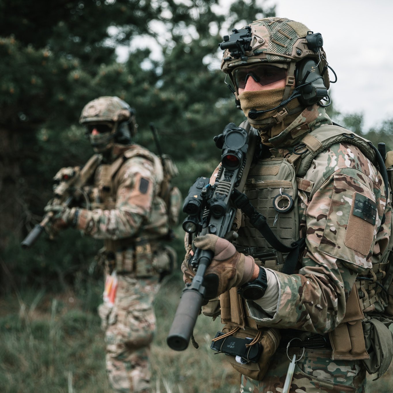 Zwei Jagdkommando-Soldaten gehen am Waldrand vor.