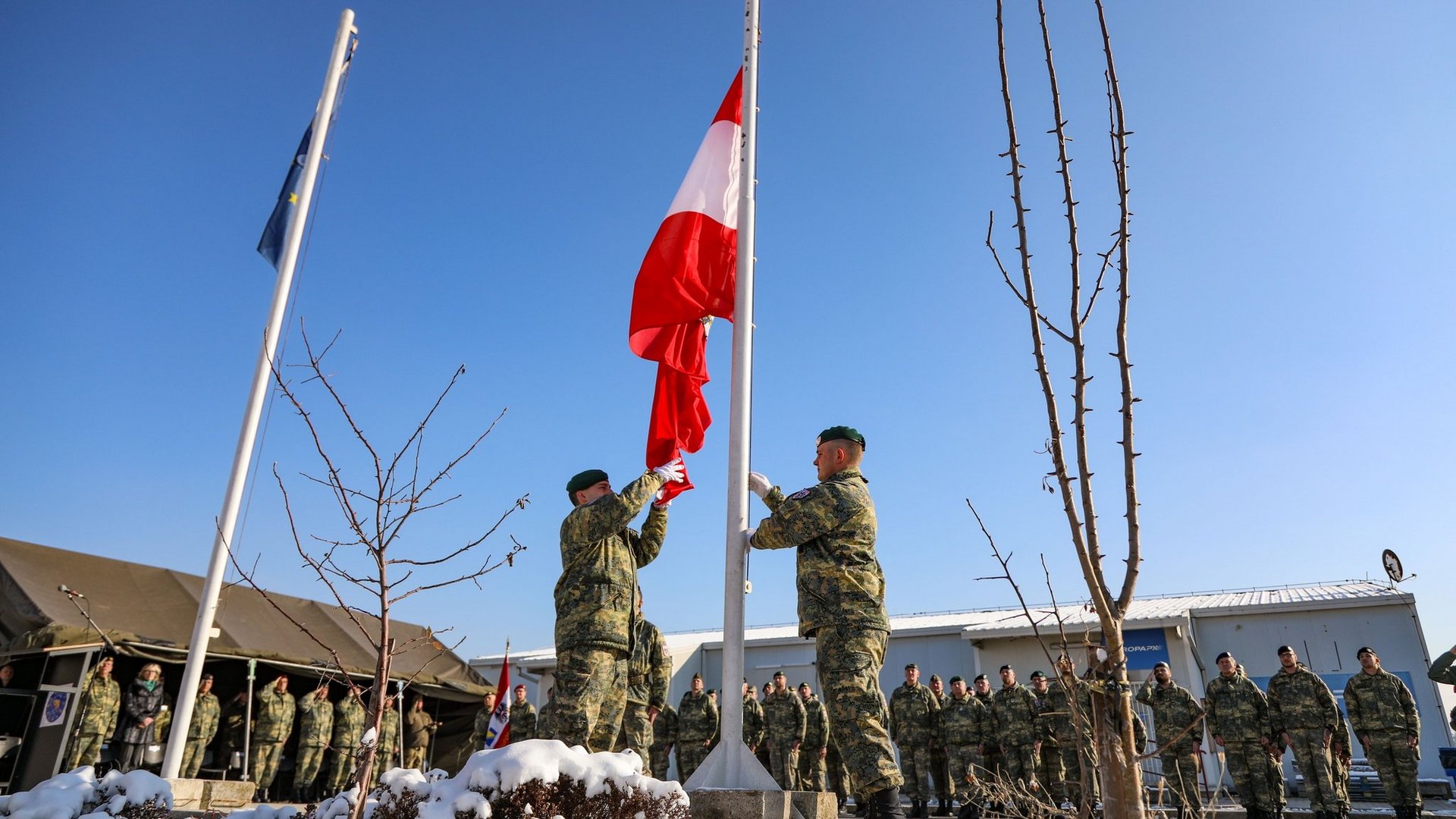 Die Soldaten sind zur Kommandoübergabe angetreten.