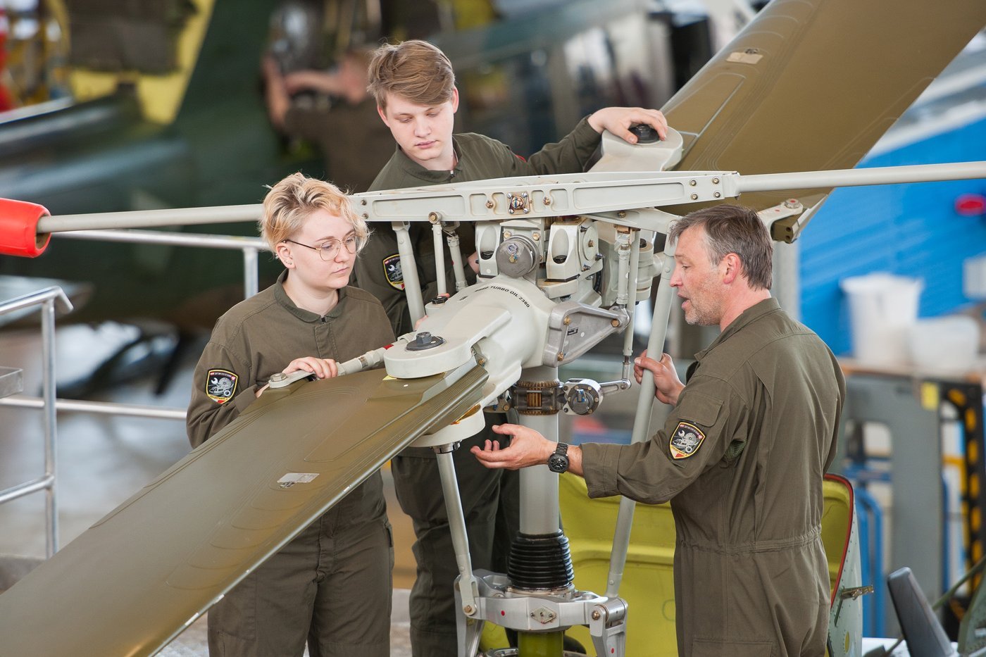 Mitarbeiter der Fliegerwerft 3 warten einen Hubschrauber.