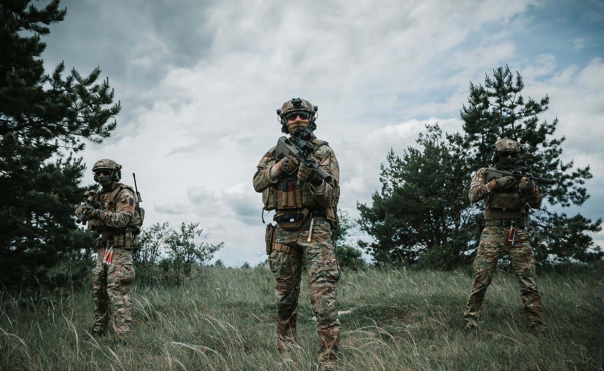 Soldaten des Jagdkommandos gehen am Waldrand vor.