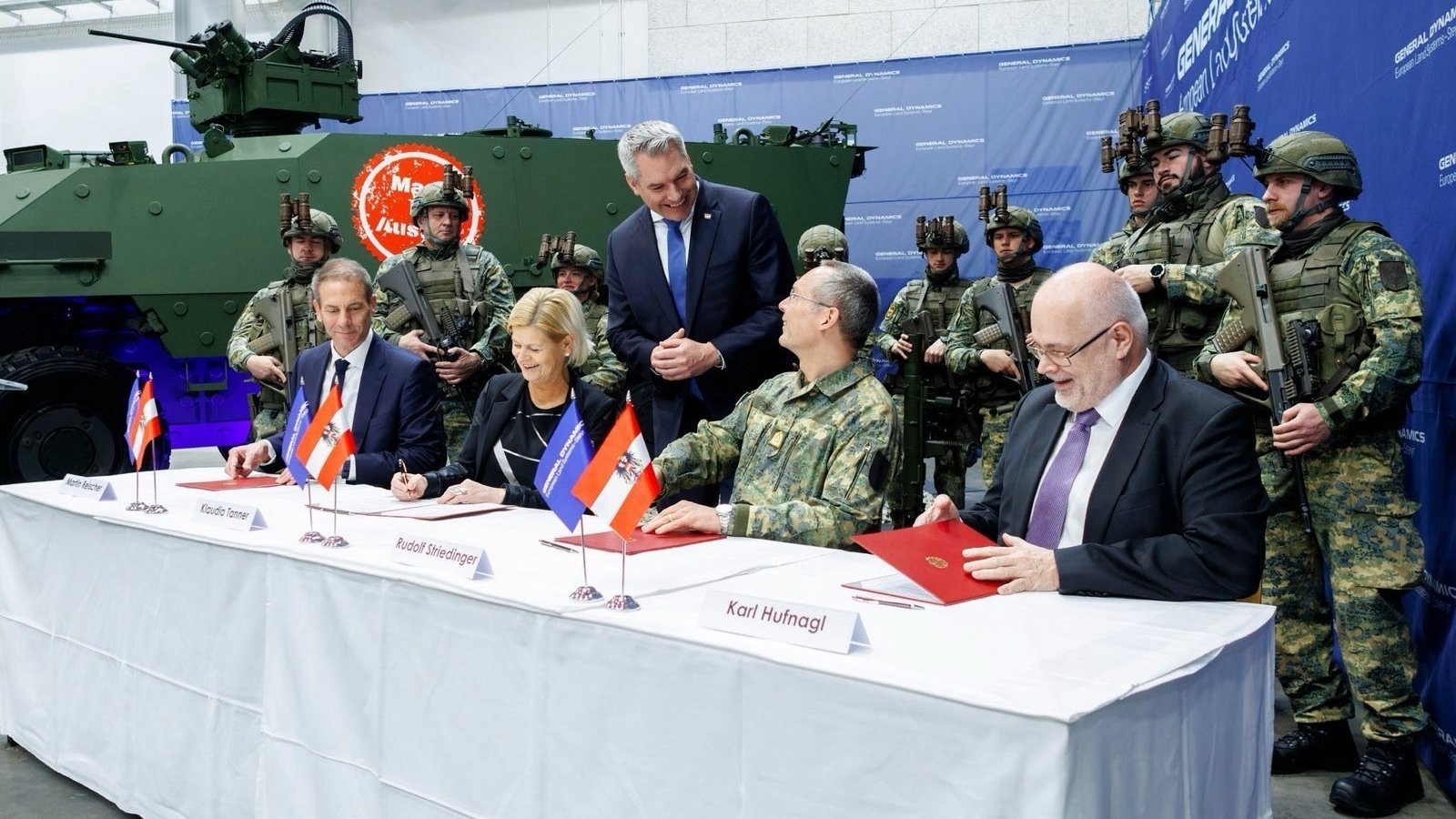 Verteidigungsministerin Tanner unterzeichnete im Beisein von Bundeskanzler Nehammer einen Vertrag für 225 neue Radpanzer "Pandur Evolution".