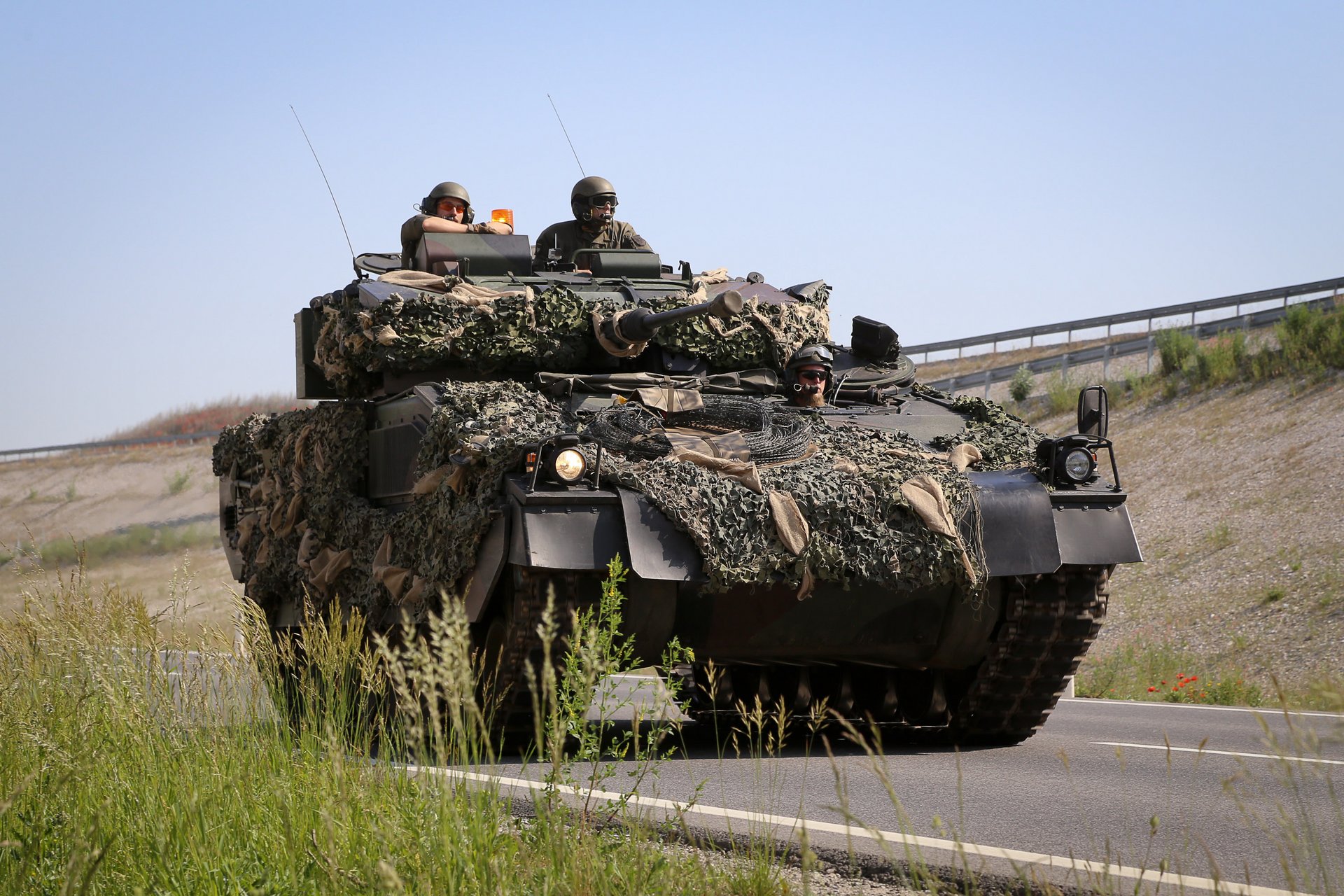 Ein Schützenpanzer "Ulan" fährt auf der Straße.