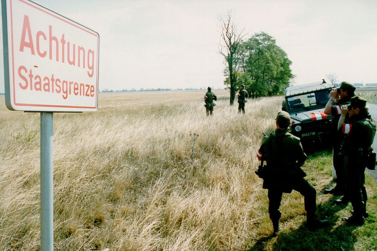 Soldaten überwachen die Staatsgrenze zu Ungarn.