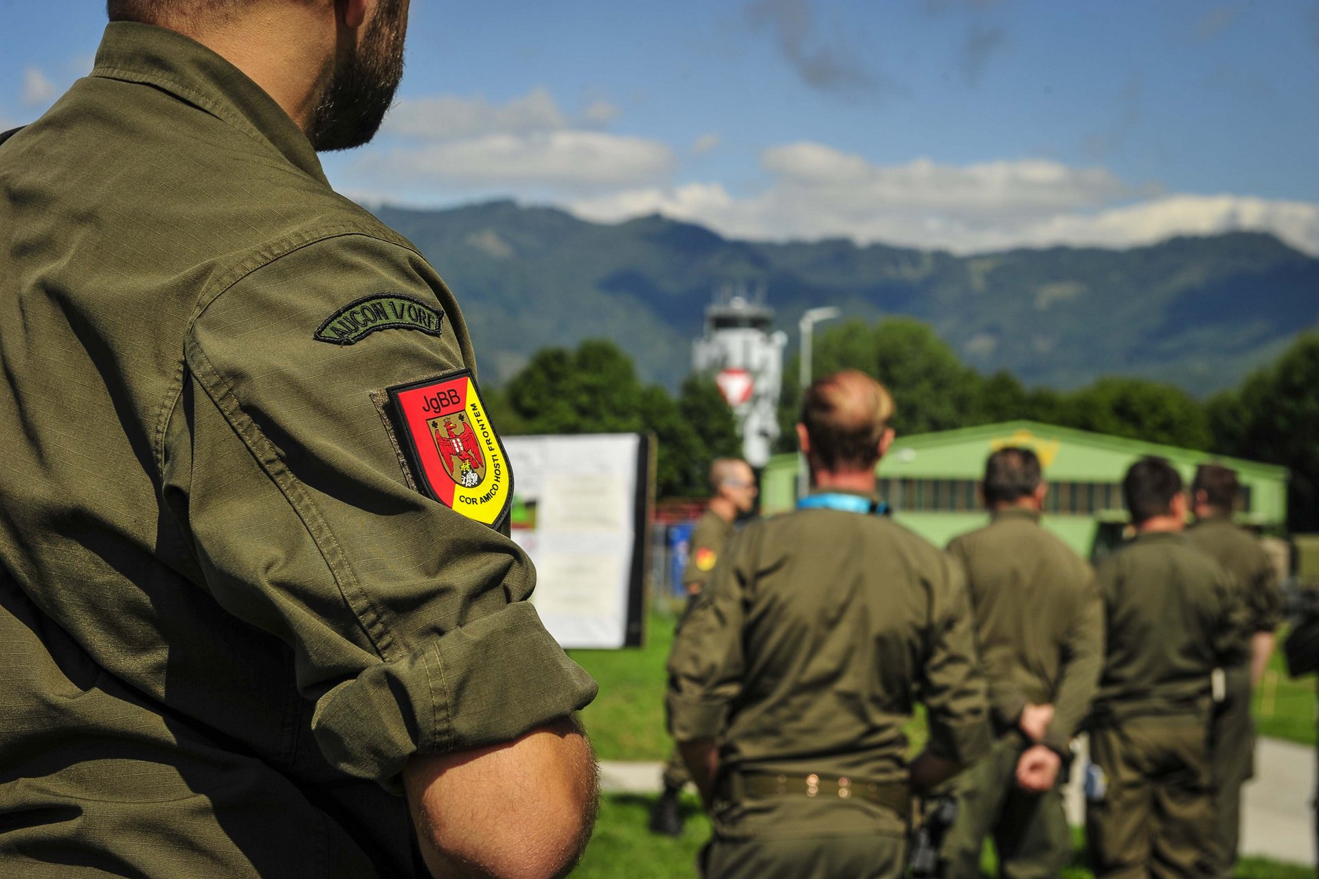 Dieser Soldat ist an seinem Abzeichen als Milizsoldat des Jägerbataillons Burgenland erkennbar.